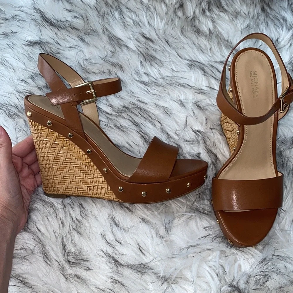 🎉Host Pick! NEW IN BOX! MICHAEL Michael Kors Ellen Wedge - Size 7.5. - Picture 5 of 13